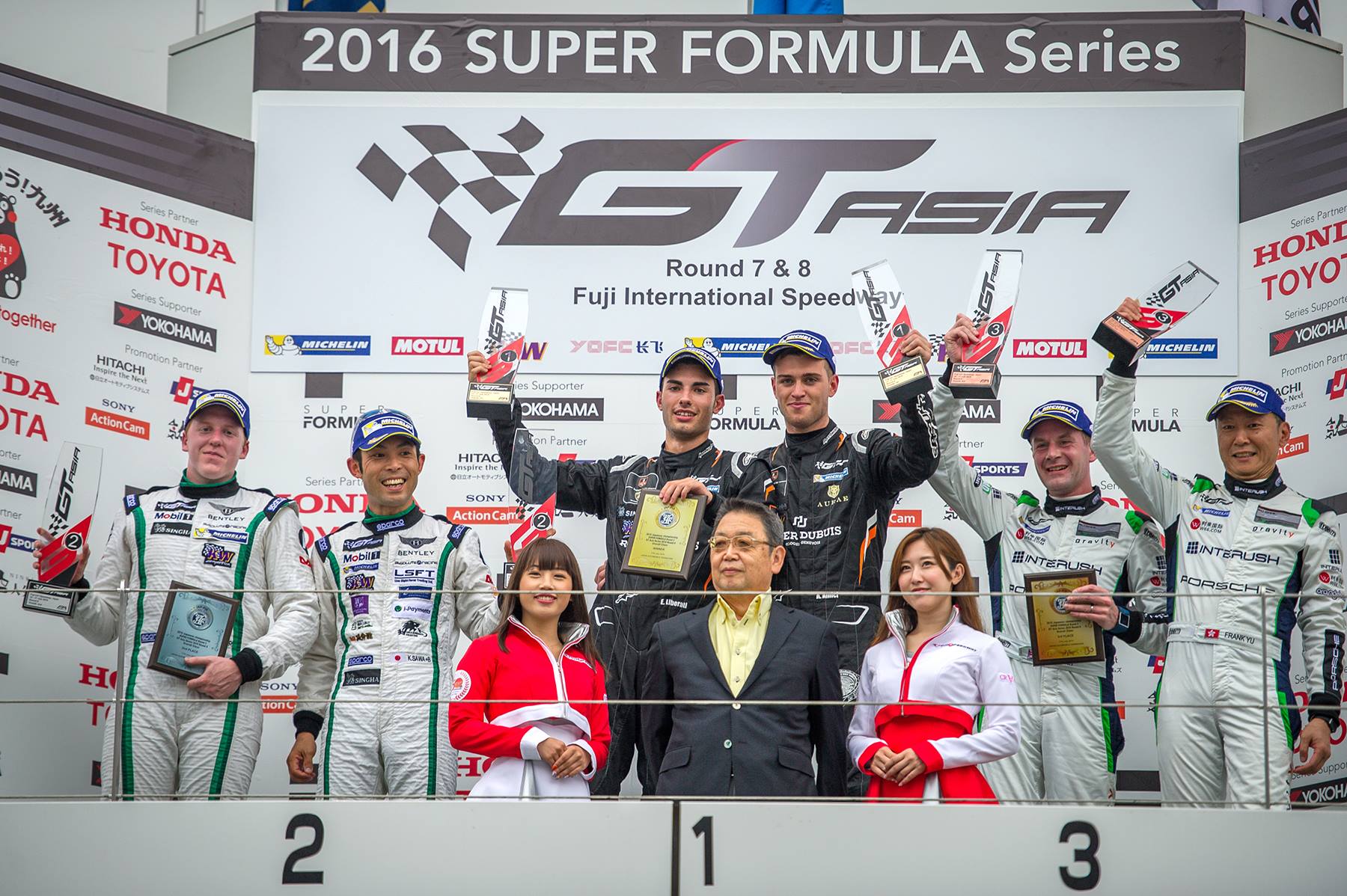 ANDREA AMICI FESTEGGIA AL FUJI LA PRIMA VITTORIA NEL GT ASIA SERIES